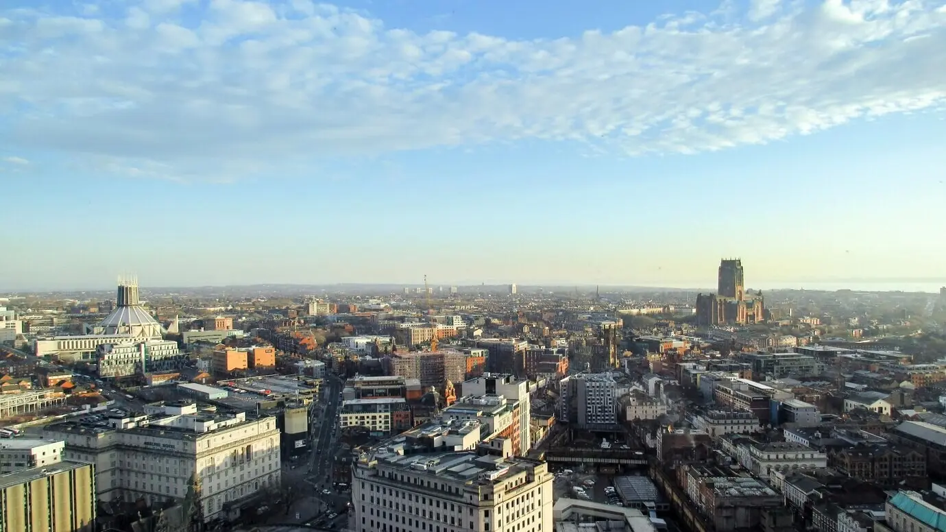 Blick aus der Vogelperspektive auf Liverpool von einem Aussichtspunkt im Vereinigten Königreich.